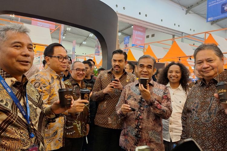 Dirut BRI Sunarso (kiri) bersama sejumlah menteri dan pejabat terkait saat menyambangi area pameran BRI UMKM Expo(RT) 2025. 