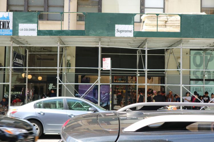 Suasana anteran masuk toko skateboard Supreme di Lafayette St, New York, Rabu (23/8/2017) dilihat dari seberang jalan saat saat antrean mengular.                               