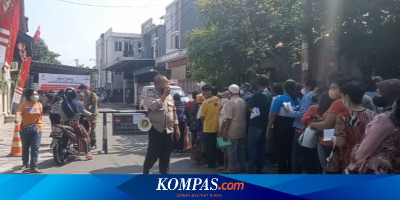 Antrean Panjang Potensi Desak-desakan, Penyaluran BLT BBM di Solo Dijaga Polisi - Vimarsana News