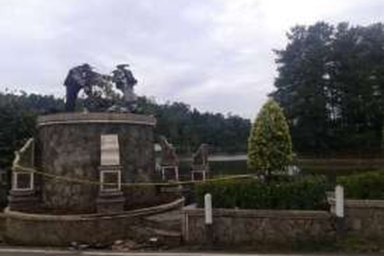 Patung tokoh pewayangan Arjuna Memanah yang menjadi simbol Pariwisata Pemkab Purwakarta di daerah Situ Wanayasa hangus dibakar. Kasus tersebut kini dalam penyelidikan Polres Purwakarta. 