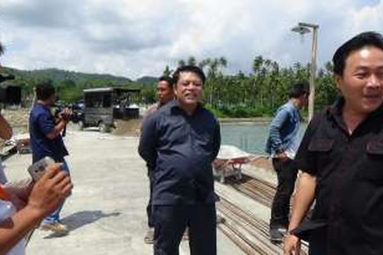 Wakil Ketua DPRD Kota Gunungsitoli bersama Komisi I DPRD Kota Gunungsitoli meninjau proyek pembangunan dermaga kapal roro di Desa Siwalubanua, Kecamatan Gunungsitoli Idanoi, Kota Gunungsitoli, Sumatera Utara, Rabu (24/2/2016).