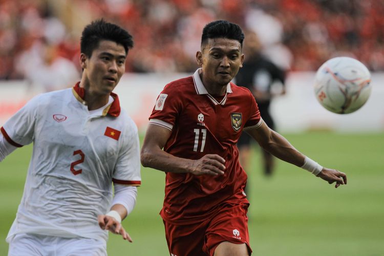 Pemain timnas Indonesia Dendy Sulistyawan berebut bola dengan pemain timas Vietnam, Do Duy Manh pada leg pertama semifinal Piala AFF 2022 di Stadion Utama Gelora Bung Karno (SUGBK), Jakarta, Jumat (6/1/2023). Pertandingan ini berakhir dengan skor 0-0.