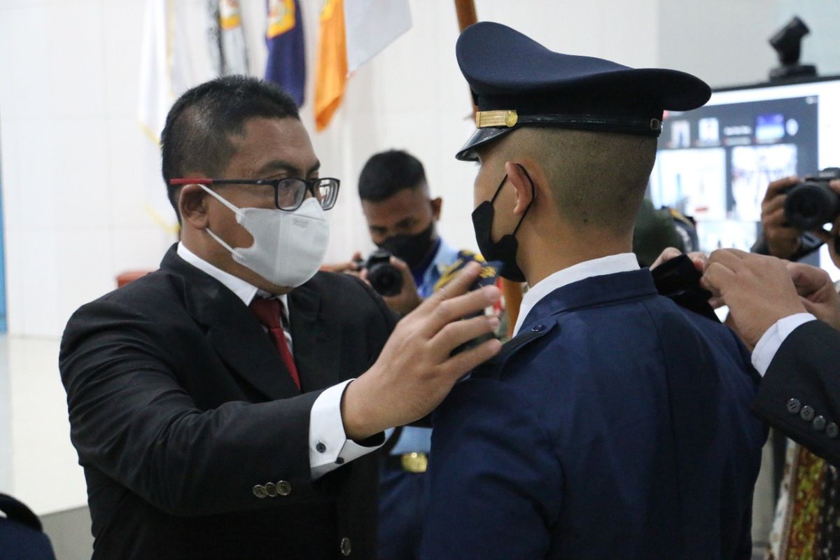 Pelaksana Tugas Kepala BRSDM Kusdiantoro melantik calon taruna dan taruni remaja angkatan XXIV Politeknik Kelautan dan Perikanan Bitung secara daring dan luring, Kamis (17/2/2022).