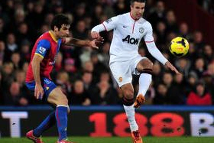 Striker Manchester United (MU), Robin van Persie (kiri) saat berusaha mengamankan bola dari hadangan pemain Crystal Palace, Mile Jedinak, pada lanjutan Premier League di Stadion Selhurst Park, Sabtu (22/2/2014). 