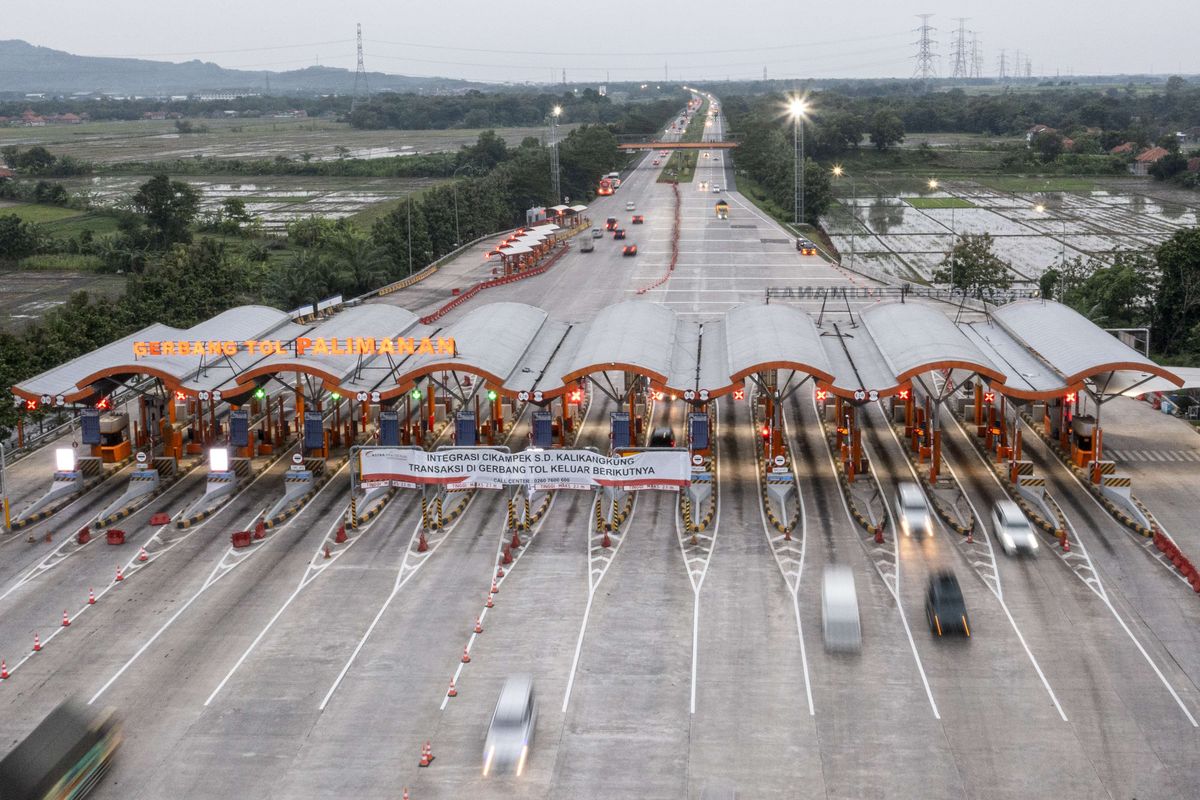 Foto udara sejumlah kendaraan melintas di Gerbang Tol Palimanan, Cirebon, Jawa Barat, Selasa (26/4/2022). Badan Pengatur Jalan Tol (BPJT) Kementerian Pekerjaan Umum dan Perumahan Rakyat (PUPR) meniadakan transaksi kendaraan di Gerbang Tol (GT) Palimanan untuk mencegah terjadinya penumpukan kendaraan yang mengantre untuk transaksi atau 'tapping' kartu uang elektronik, dan pengguna jalan tol bisa melakukan transaksi di gerbang tol selanjutnya.