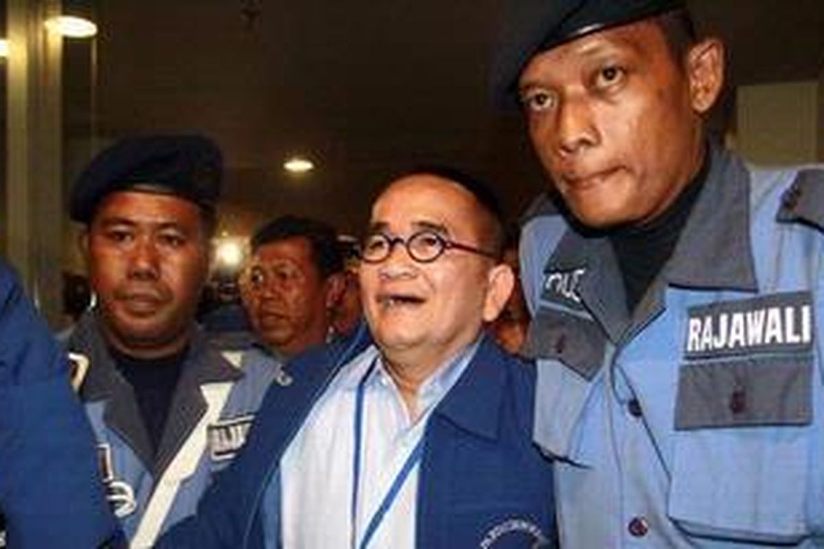 Ilustrasi : Kader Partai Demokrat, Ruhut Sitompul (tengah) diusir dari acara Silaturahmi Nasional Partai Demokrat di Sentul, Bogor, Jawa Barat, Jumat (14/12/2012). Acara silaturahmi merupakan rangkaian peringatan hari ulang tahun ke-11 Partai Demokrat. 