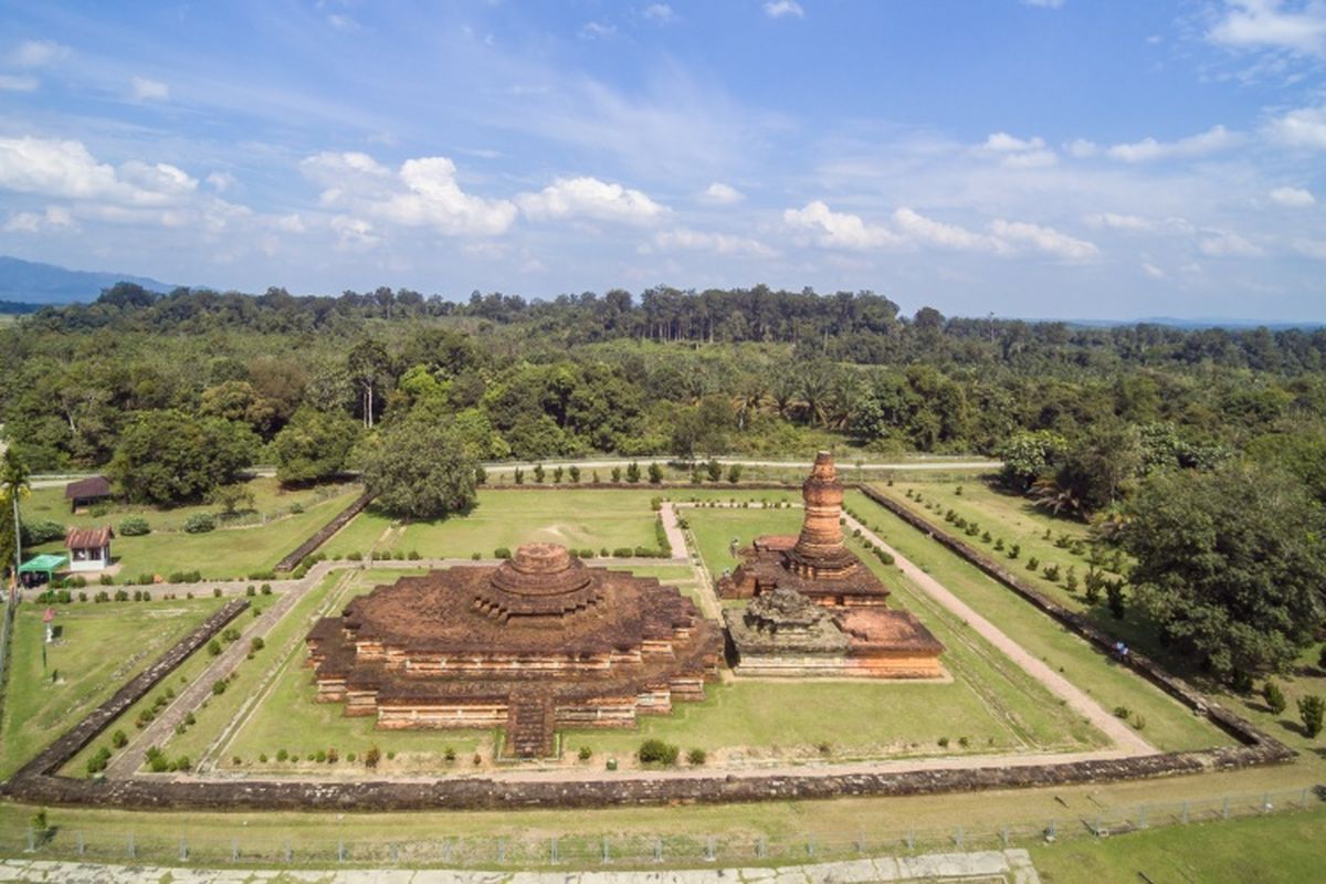 Kompleks Candi Muara Takus di Riau.