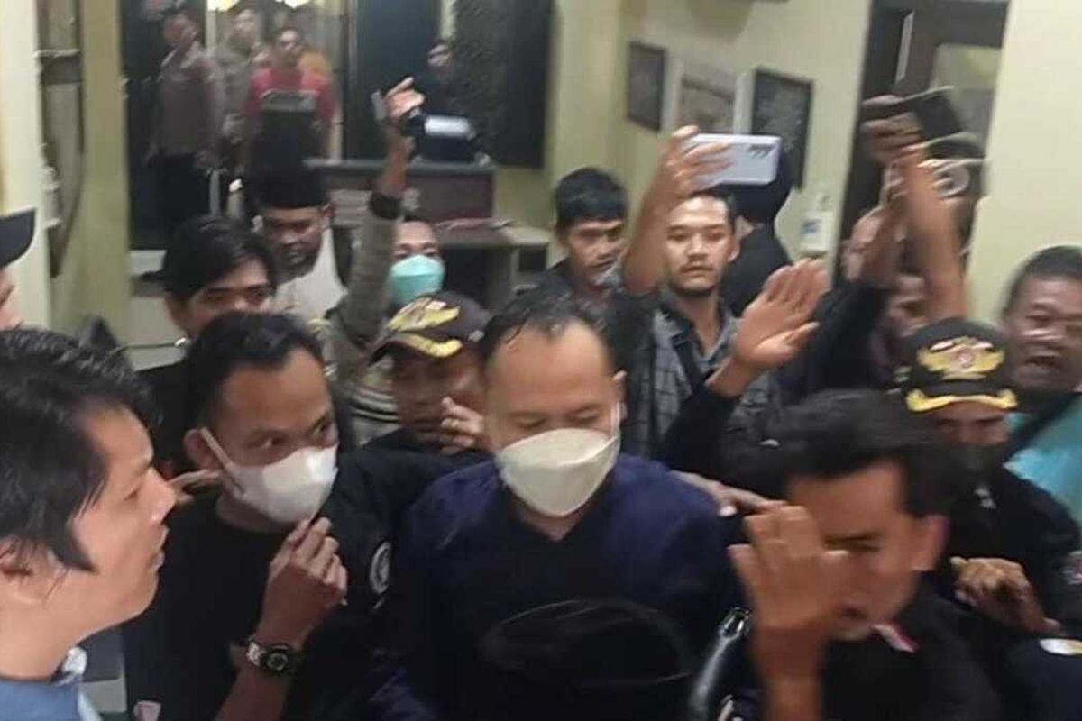 Anggota Dewan Perwakilan Rakyat Daerah (DPRD) Kabupaten Pandeglang berinisial YT (43) ditetapkan tersangka dugaan kasus pencabulan. YT tidak ditahan usai diperiksa pada Selasa (20/12/2022).
