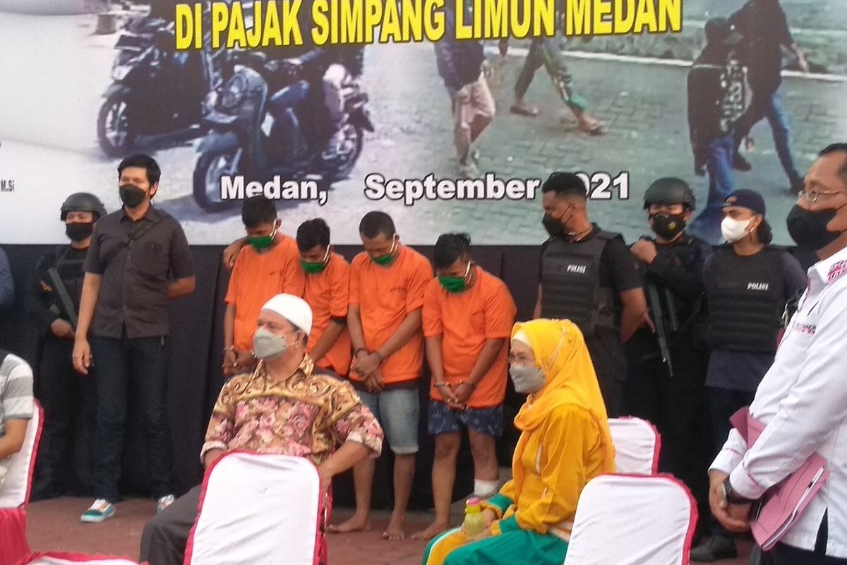 Empat dari lima orang pelaku perampokan dua toko emas di Pasar Tradisional Simpang Limun berdiri di depan awak media saat konferensi pers pengungkapan kasus tersebut di Mapolda Sumut, Rabu (15/9/2021) sore.