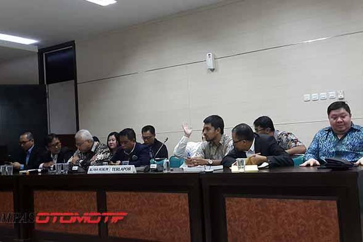 Pihak Yamaha Indonesia Motor Manufacturing (YIMM) dan Astra Honda Motor (AHM) menghadiri sidang pembacaan putusan dugaan penetapan harga di kantor Komisi Pengawas Persaingan Usaha (KPPU) di Jakarta, Senin (20/2/2017). 