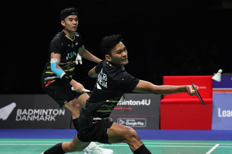 Ganda putra Indonesia, Bagas Maulana/Muhammad Shohibul Fikri, saat bertanding melawan Fajar Alfian/Muhammad Rian Ardianto pada semifinal Denmark Open 2023 di Jyske Bank Arena, Odense, Sabtu (21/10/2023). Bagas/Fikri melaju ke final Denmark Open 2023 dan akan melawan Aaron Chia/Soh Wooi Yik (Malaysia).