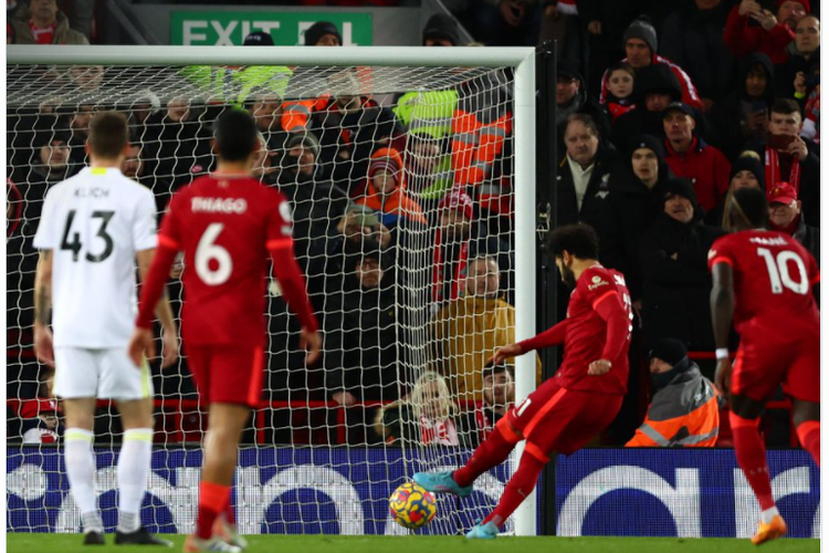 Penyerang Liverpool, Mohamed Salah, mengeksekusi penalti saat melawan Leeds United di Anfield, Rabu (23/2/2022), dalam lanjutan Premier League.