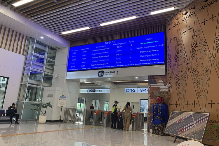 Pintu masuk atau gate check-in di Stasiun Whoosh Halim, Jakarta Timur. Pintu masuk menuju peron Whoosh dibuka paling cepat 30 menit sebelum keberangkatan.