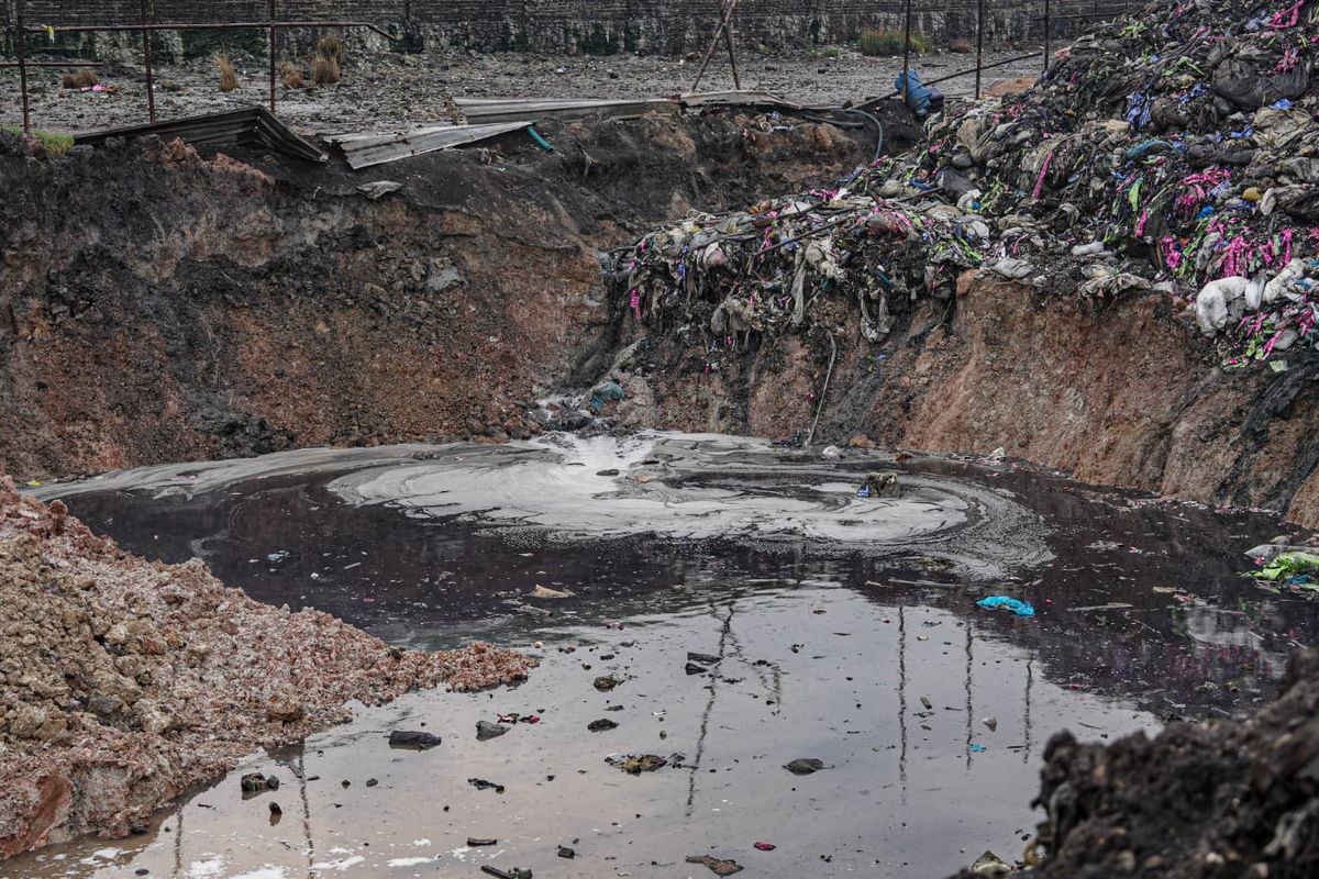 TPA Jatiwaringin disinyalir menyebabkan pencemaran Sungai Cirarab, Tangerang karena membuang air lindi tanpa dikelola. 