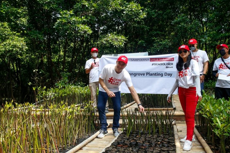 Presiden Direktur PT HM Sampoerna Tbk. (Sampoerna) Vassilis Gkatzelis dan Direktur Urusan Eksternal Elvira Lianita secara simbolis menanam mangrove di  Taman Wisata Alam Mangrove, Pantai Indah Kapuk, Jakarta, Sabtu (17/9/2022), dalam rangka World Clean Up Day 2022.