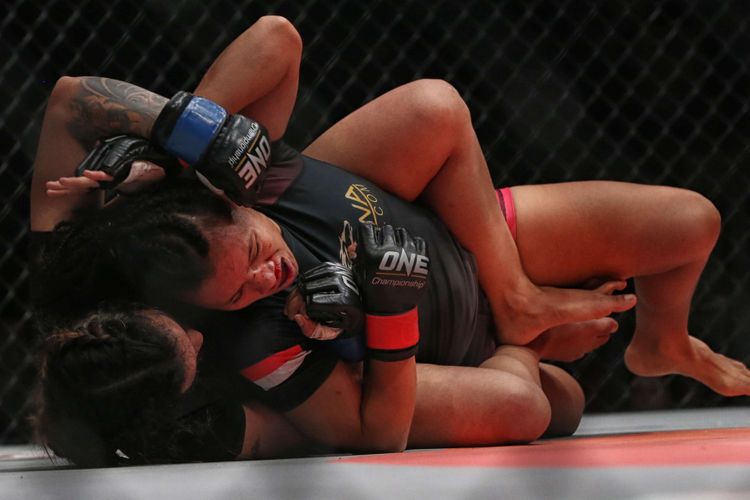 Petarung asal Indonesia, Priscilla Lumban Gaol (atas) bertarung melawan petarung asal India, Puja Tomar pada ajang ONE Championship bertajuk ONE: Eternal Glory di Istora Senayan, Gelora Bung Karno, Jakarta, Sabtu (19/01/2019).