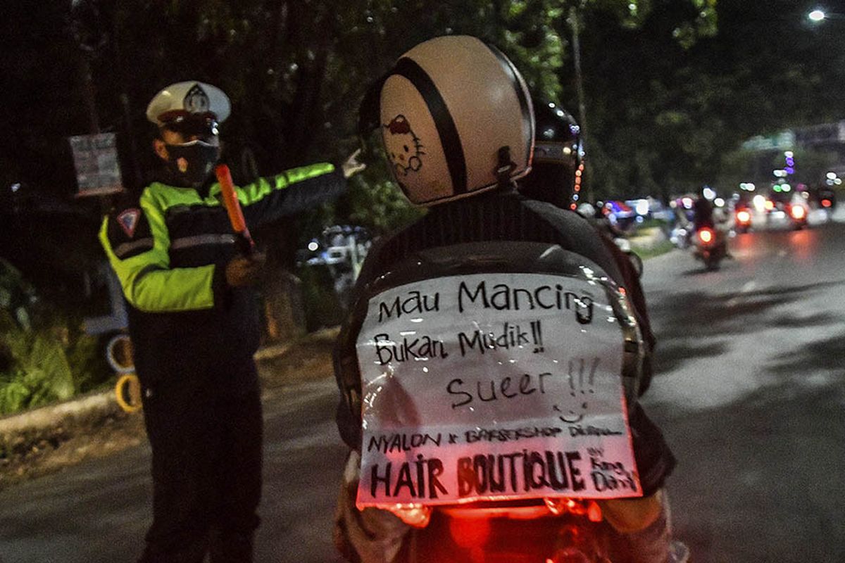 Petugas Kepolisian melakukan memutarbalikkan pemudik motor yang akan melintas di posko penyekatan mudik di Kedungwaringin, Kabupaten Bekasi, Jawa Barat, Minggu (9/5/2021). Pada H-3 jelang Hari Raya Idul Fitri 1422 H petugas gabungan dari TNI,Polri,Dishub dan Satpol PP memperketat penjagaan pemudik di perbatasan Kabupaten Bekasi dan Karawang.