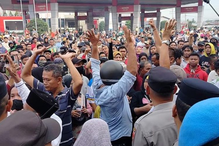 Personiel gabungan terdiri dari Polisi, TNI, Sat Pol PP, dan damkar lakukan pengamanan terhadap eksekusi rumah milik warga di Jalan Aluminium, Kelurahan Pulo Brayan Darat II, Kecamatan Medan Deli, Kota Medan. Kamis (17/7/2025) 
