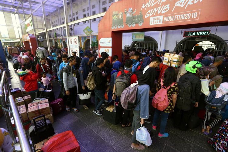 Sejumlah pemudik memadati Stasiun Pasar Senen, Jakarta, Minggu (10/6/2018). Puncak arus mudik di Stasiun Pasar Senen diperkirakan jatuh pada 13 Juni 2018 atau H-2 Idul Fitri.