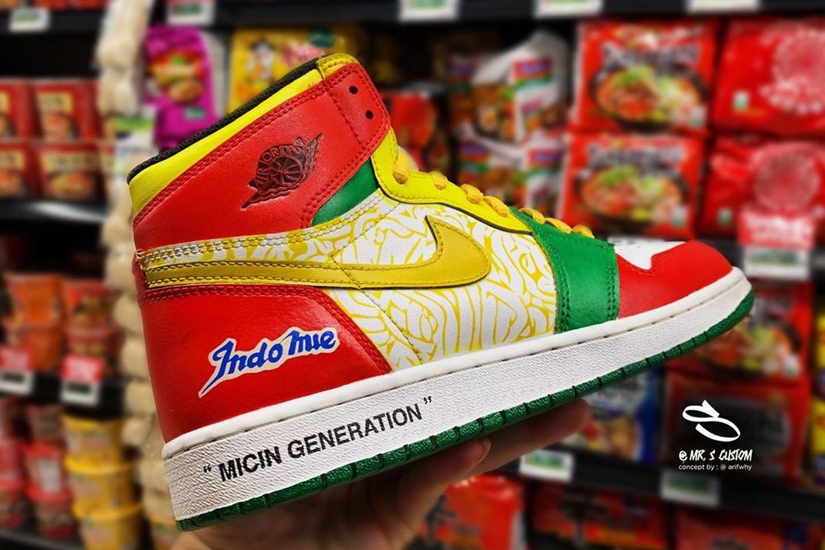 Desain sneakers Nike Air Jordan 1 yang diubah dengan tema kemasan Indomie Goreng