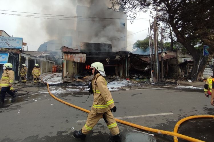Salah satu toko elektronik yang lokasinya berada di samping toko cat di Jalan Rumah Sakit Fatmawati, Pondok Labu, Cilandak, Jakarta Selatan, juga terbakar, pada Rabu (15/6/2022) pagi.