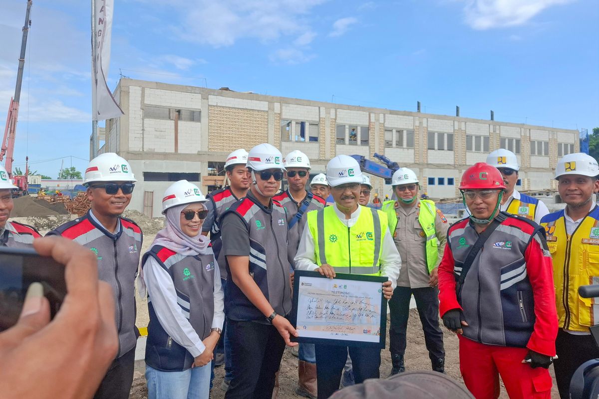 Mensos Gus Ipul meninjau pembangunan Sekolah Rakyat (SR) garapan PT Waskita Karya (Persero) Tbk di Surabaya, Jawa Timur.