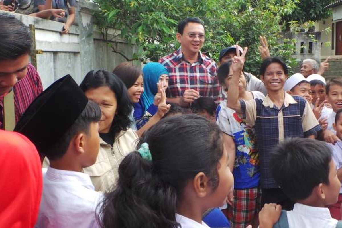 Calon gubernur nomor pemilihan dua DKI Jakarta Basuki Tjahaja Purnama atau Ahok saat blusukan ke Lubang Buaya, Cipayung, Jakarta Timur, Jumat (3/2/2017).