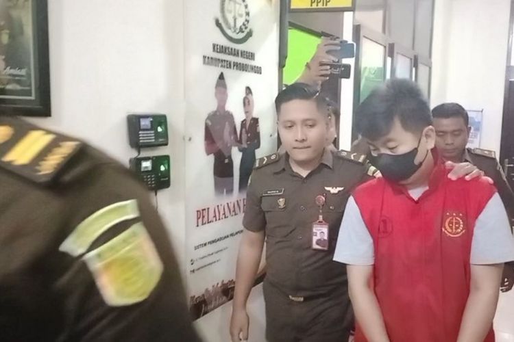Terdakwa AWEW tiba di kantor Kejaksaan Negeri Kabupaten Probolinggo, Jawa Timur, Kamis (2/11/2023).