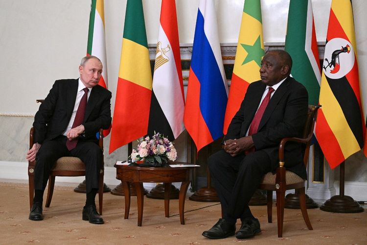 Foto yang diambil dan dirilis oleh RIA Novosti pada 17 Juni 2023 ini menunjukkan Presiden Rusia Vladimir Putin (kiri) dan Presiden Afrika Selatan Cyril Ramaphosa (kanan) selama pertemuan mereka di Istana Constantine (Konstantinovsky) di Strelna, di luar Saint Petersburg. 
