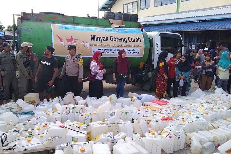 Ratusan warga Baubau membawa jerigen dengan ukuran yang besar dan mengikatnya dengan tali untuk membeli minyak goreng curah di pasar wameo