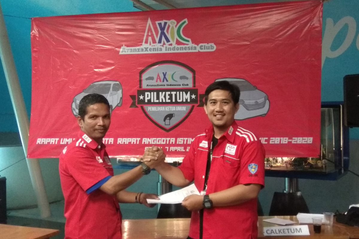 Taufik Hidayatulloh (kanan) resmi menjadi Ketua Umum Avanza Xenia Club Indonesia (AXIC) periode 2018 - 2020 menggantikan pejabat periode sebelumnya Chairul M Putra (kiri).

