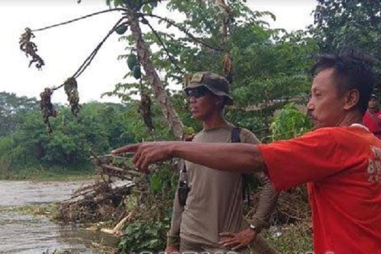 Hartoyo (berbaju merah) bersama Lettu (Mar) Haerudin, Komandan Penyelam Yon Taifib, Senin (8/1/2019), saat mencari korban mobil Avanza yang meluncur masuk Sungai Brantas Tulungagung, Jawa Timur. 