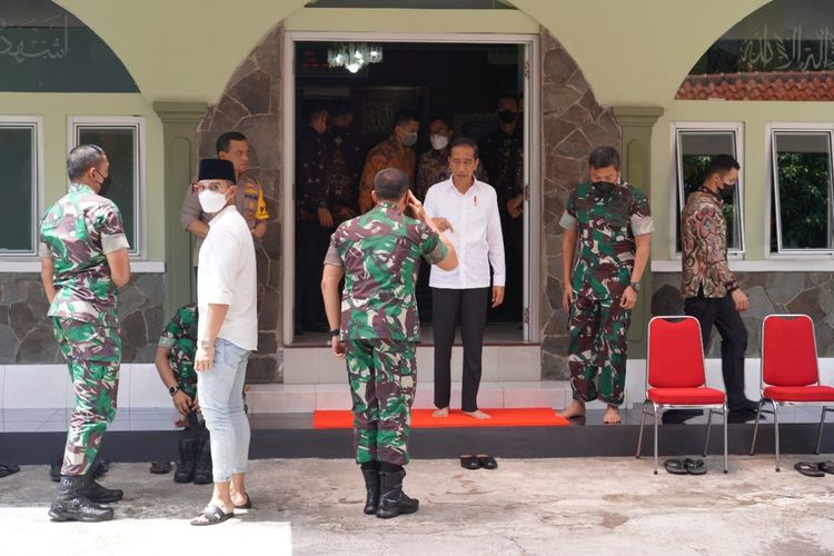 Presiden Joko Widodo (Jokowi) dan Kaesang Pangarep melakukan shalat Jumat di Masjid Sapta Marga di Korem/074 Warastratama Solo.