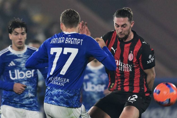Ignace Van der Brempt (77) berduel dengan Adrien Rabiot (kanan) dalam pertandingan sepak bola Serie A Liga Italia antara Como vs AC Milan di Stadion Giuseppe Sinigaglia di Como, pada 15 Januari 2026. (Foto oleh Stefano RELLANDINI / AFP)