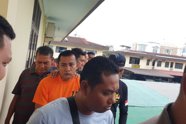 Wem Pratama (33) pria yang menmbunuh ibunya di Kota Medan saat ditangkap polisi di Mapolrestabes Medan, Kamis (4/4/2024)