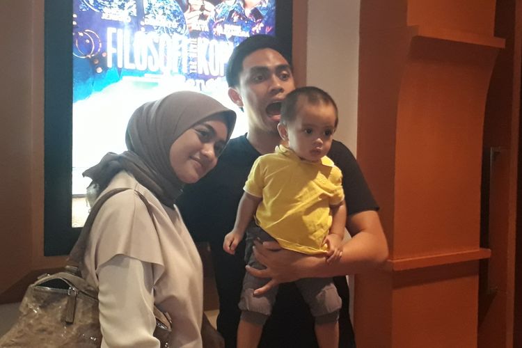 Ayudia Bing Slamet, Muhammad Pradhana Budiarto, dan anak mereka Dia Sekala Bumi sebelum nobar film bersama penggemar di XXI Blok M Square, Jakarta Selatan, Minggu (30/7/2017).