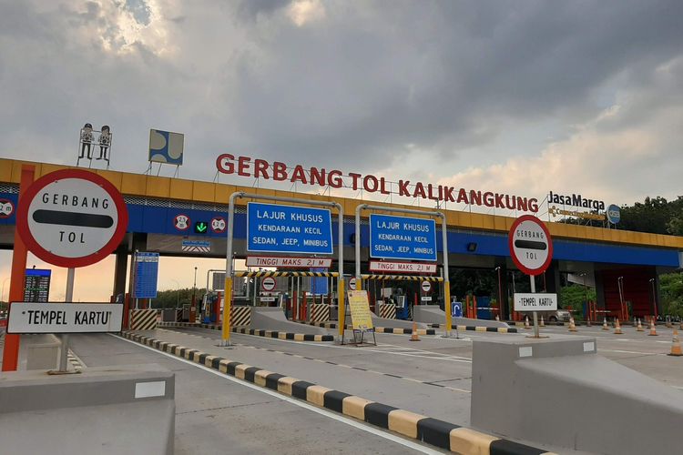 Gerbang Tol Kalikangkung Semarang, Jateng. Berikut rincian tarif Tol Brebes-Semarang terbaru 2022 untuk kendaraan golongan I hingga golongan V.