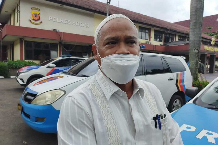 Pengacara Bahar, Ichwan Tuankotta saat mendampingi dua santri untuk diperiksa terkait perkara kasus teror pelemparan kepala anjing, di Mapolres Bogor, Cibinong, Senin (7/2/2022).