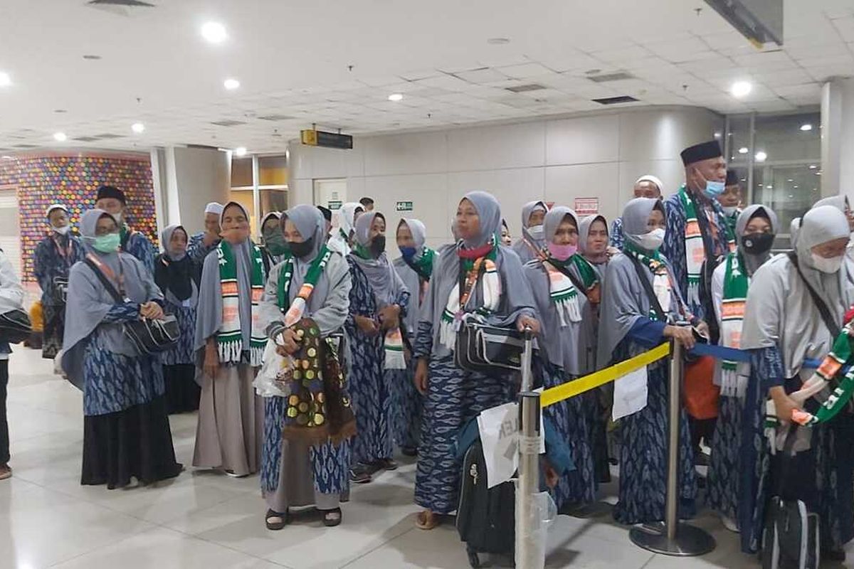 Sebanyak 63 jamaah umrah gagal berangkat ke tanah suci hingga terlantar di Bandara Juanda, Sidoarjo, Jawa Timur, Swnin (26/9/2022).