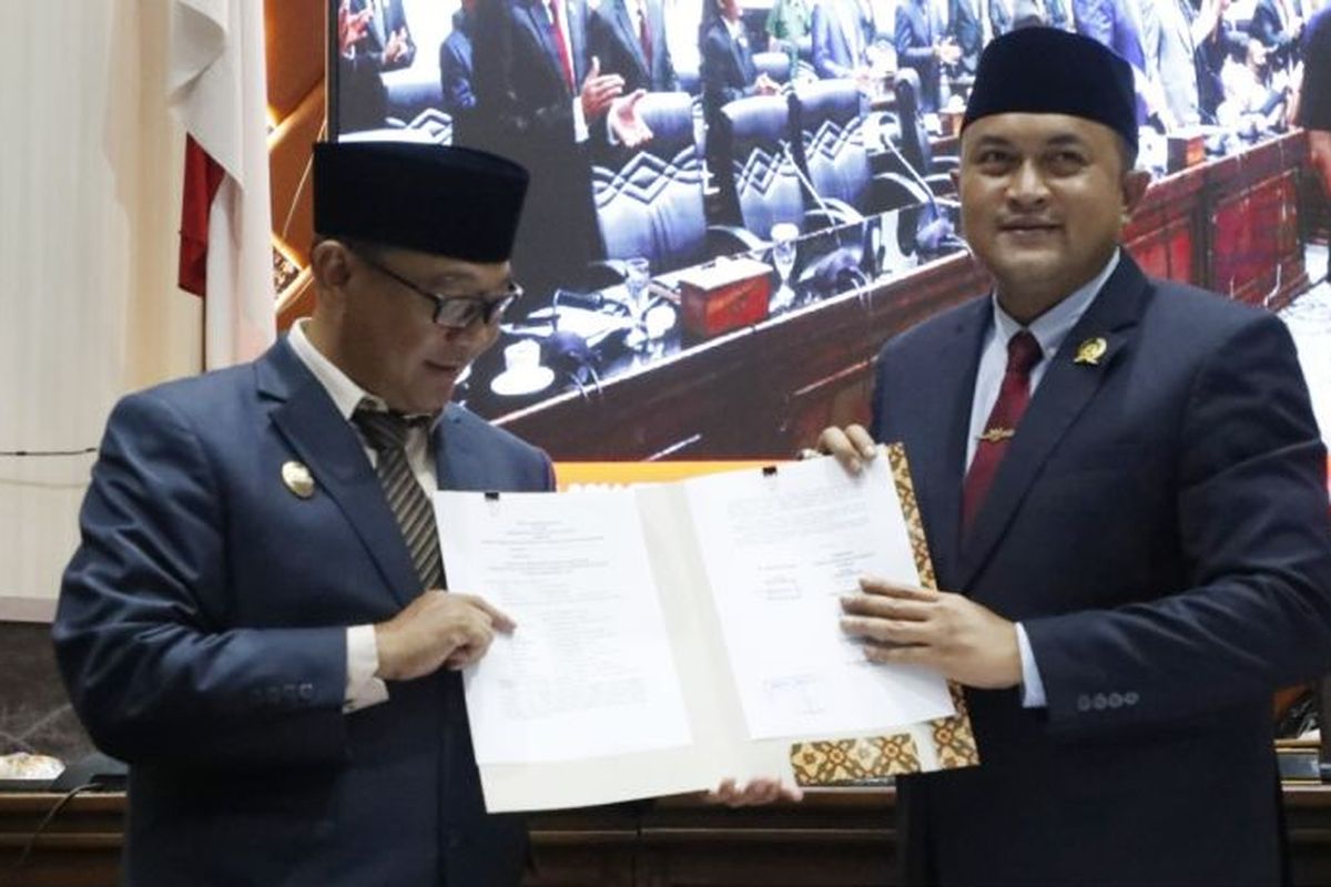 Plt Bupati Bogor Iwan Setiawan (kiri) bersama Ketua DPRD Rudy Susmanto dalam rapat paripurna di Gedung DPRD, Cibinong, Kabupaten Bogor, Jawa Barat.