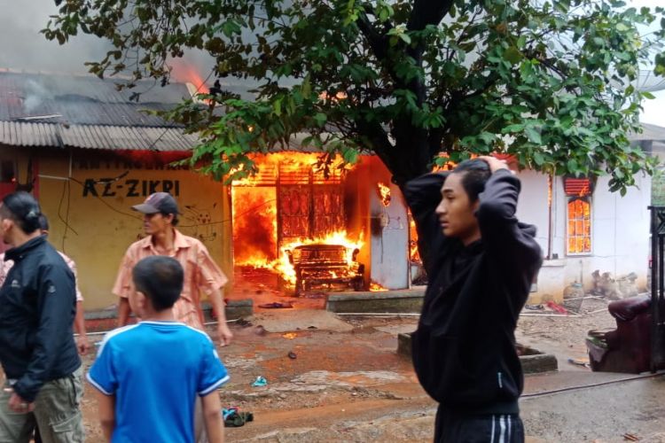 Kebakaran  panti Asuhan Az Zikri di Jalan Malaka IV, Rt 14 Rw 03, Kelurahan Bukit Sangkal, Kecamatan Kalidoni Palembang, Sabtu (16/2/2019). Akibat kebakran tersebut, satu orang anak penghuni panti tewas terbakar.
