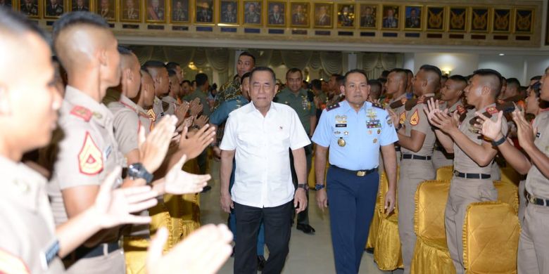 Menteri Pertahanan Republik Indonesia (Menhan RI) Ryamizard Ryacudu saat melakukan kunjungan ke Akademi Angkatan Laut (AAL) di Surabaya, Kamis (20/6/2019). 