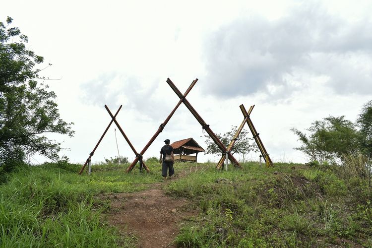 Tampak sebuah gapura berbentuk segitiga yang terbuat dari bambu yang diwarnai kuning, putih, hitam dan merah menyambut Kang Entri di Puncak Gunung Salam, di wilayah Kampung Adat Cireundeu, Kelurahan Lewigajah, Kecamatan Cimahi Selatan, Kota Cimahi.