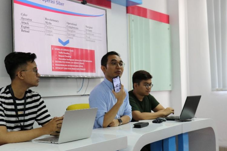 Direktur Center for Digital Society (CfDS) Fisipol Universitas Gadjah Mada (UGM), Dedy Permadi menyebutkan ada sejumlah ancaman kemanan siber pada pemilu 2019 di Indonesia dalam Konferensi Pers Ancaman Keamanan Siber Masa Pemilu 2019, Kamis (18/4/2019) di Fisipol UGM.