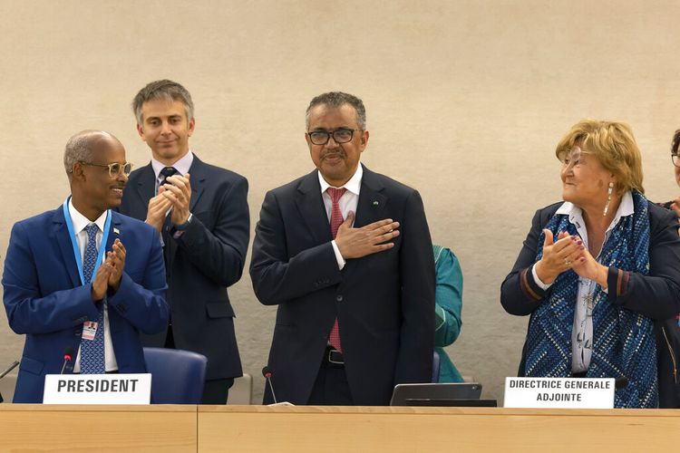 Tedros Adhanom Ghebreyesus diberi ucapan selamat oleh para delegasi setelah kembali terpilih menjadi Direktur Jenderal Organisasi Kesehatan Dunia (WHO) selama World Health Assembly  ke-75 di markas besar Perserikatan Bangsa-Bangsa Eropa di Jenewa, Swiss, Selasa (24/5/2022).