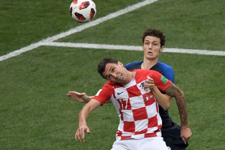 Benjamin Pavard dan Mario Mandzukic berduel dalam pertandingan Perancis vs Kroasia pada final Piala Dunia 2018 di Stadion Luzhniki, 15 Juli 2018. 