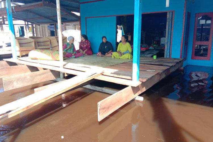 Warga bertahan di rumah yang  terendam banjir di Desa Ujung Bawang, Kecamatan, Singkil Aceh Singkil, Jumat (6/12/2019)