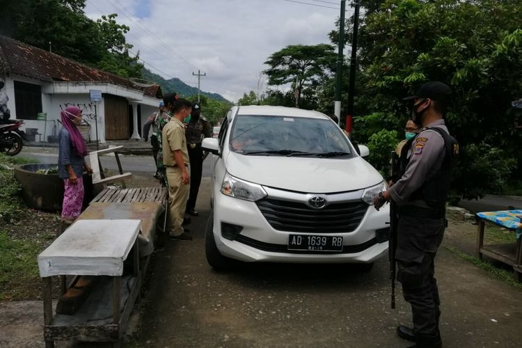 Polsek Ngawen, Gunungkidul melakukan Penyekatan di Perbatasan Gunungkidul-Jawa Tengah Senin (11/1/2021)