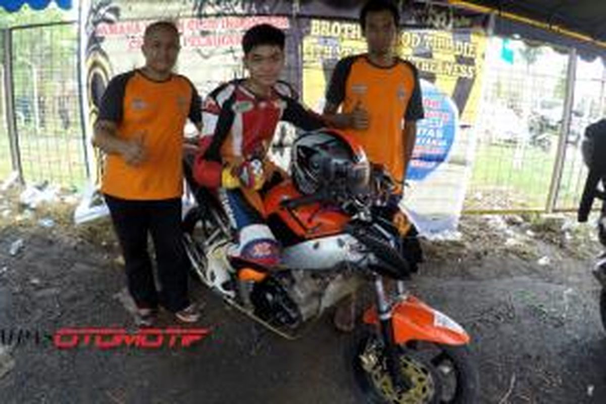 Perwakilan anggota komunitas Yamaha V-ixion Club Indonesia chapter Pelaihari, Kalimantan Selatan, saat mengikuti ajang balap IRRC 2015 di Sirkuit Balipat, Binuang, Kalimantan Selatan.