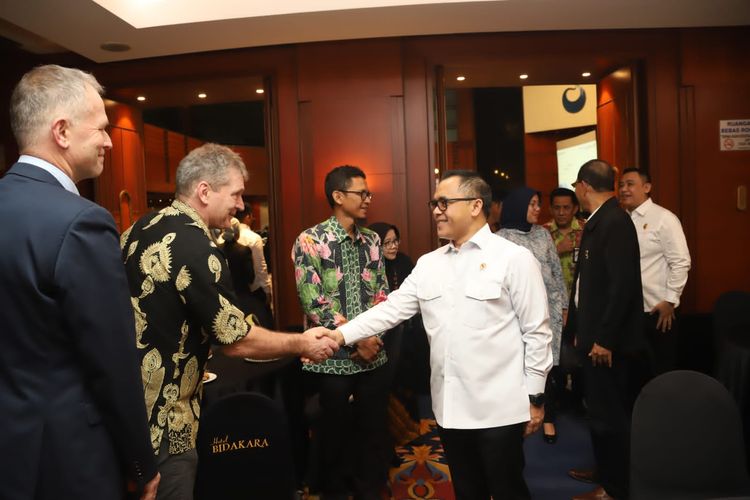 Menteri Pendayagunaan Aparatur Negara dan Reformasi Birokrasi (Menpan RB) Abdullah Azwar Anas menghadiri peluncuran buku Membumikan 5 Aspek Pengelolaan Sampah di Jakarta, Senin (5/2/2024). 